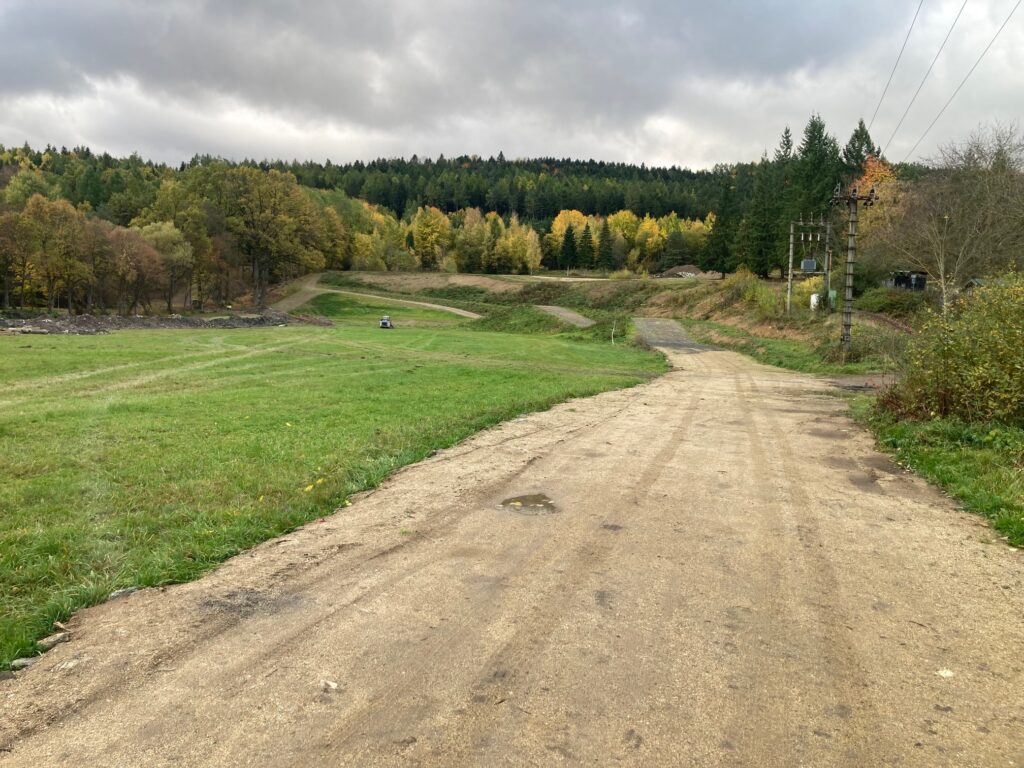 Stadion pohled ze startu,